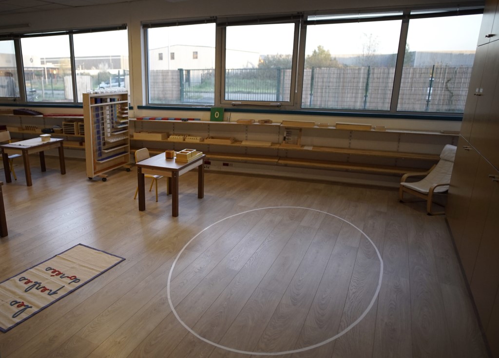 Vue de la classe 3-6 (ellipse au sol, perles dorées…)